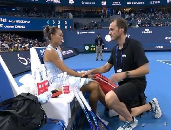 郑钦文退赛了。
用主持人的话来说，郑钦文还年轻，我们想看到一个享受的郑钦文。
赛