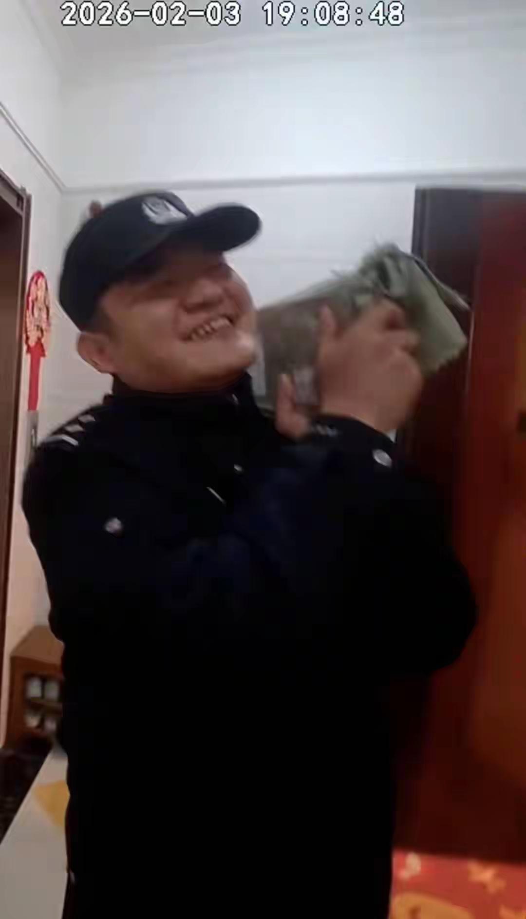 “买椅子送银砖？还是15公斤！”——男子618薅羊毛薅出银行级资产，客服一句话让