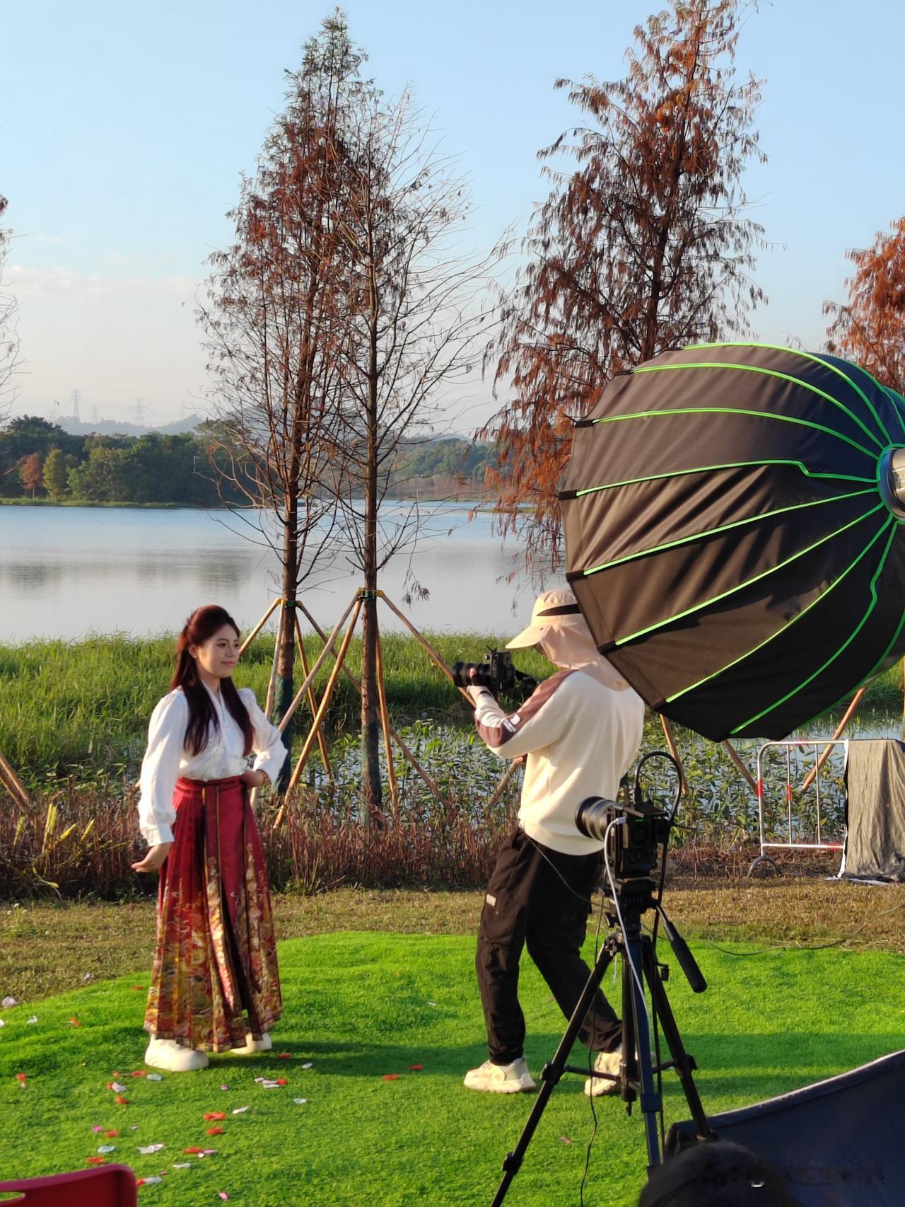 直播这碗🥣饭看来也不是很好吃啊！今天去公园骑车看到了一个美女在直播，在太阳底下