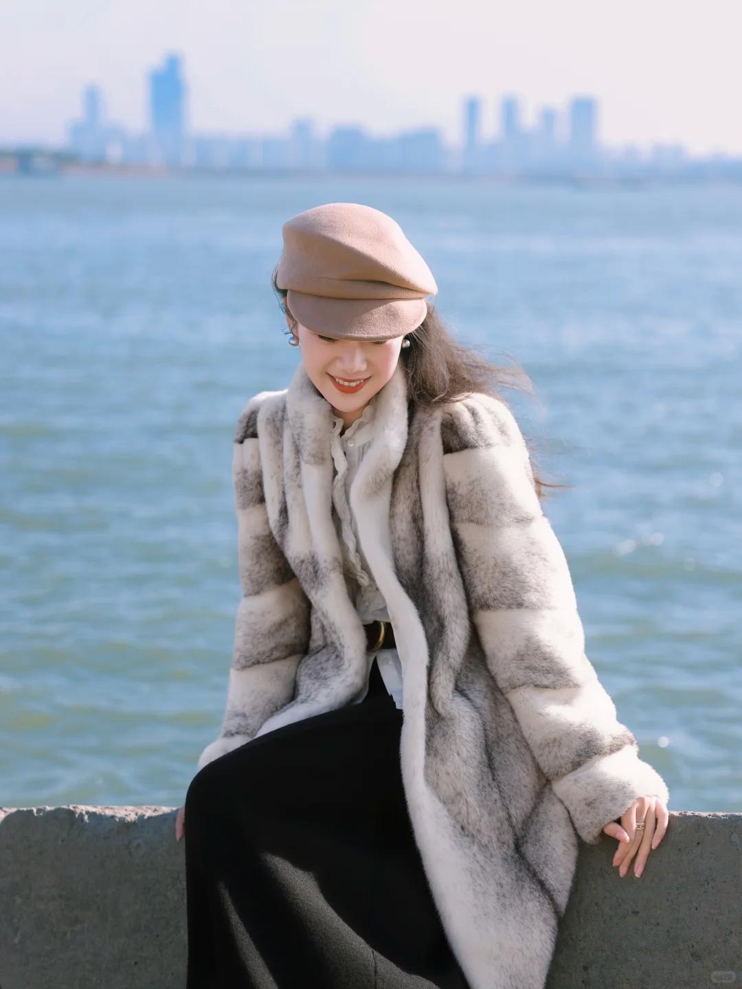 很多人喜欢穿皮草，是因为其保暖性非常好，而且皮草外套自带贵气感，非常适合冬天！