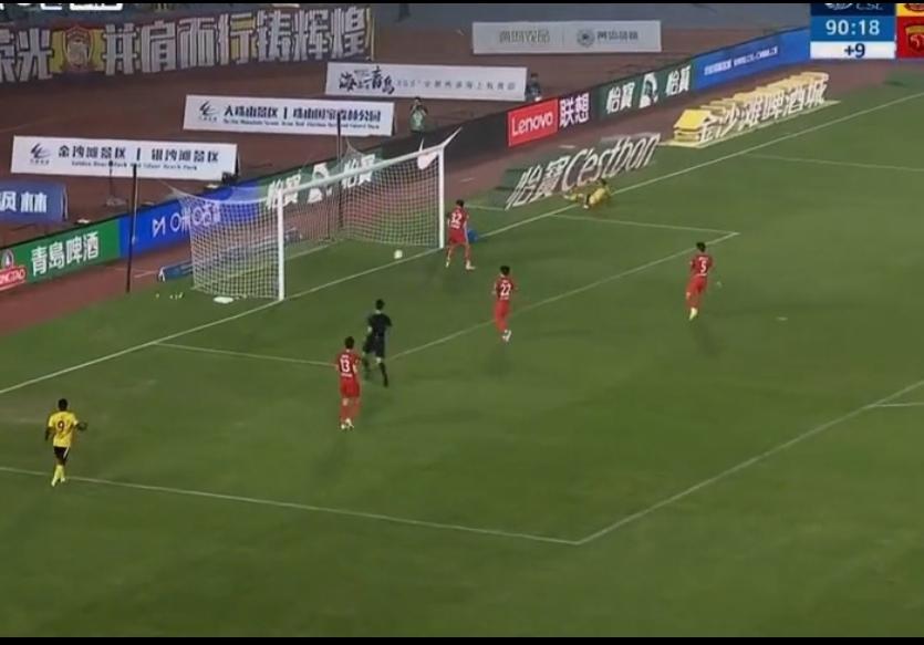 颜骏凌这样的球也拿不住！相比早上四十岁的佛得角门将真的差的太远了！同样是门将！佛