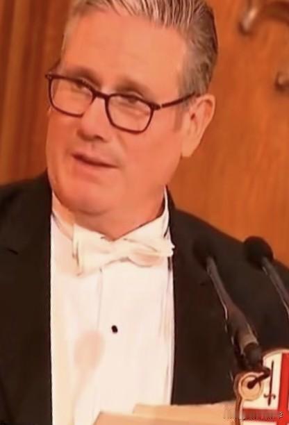 英国首相，终于当着全世界的面，把那句心里话给说出来了。
 
他说，中国，是世界三