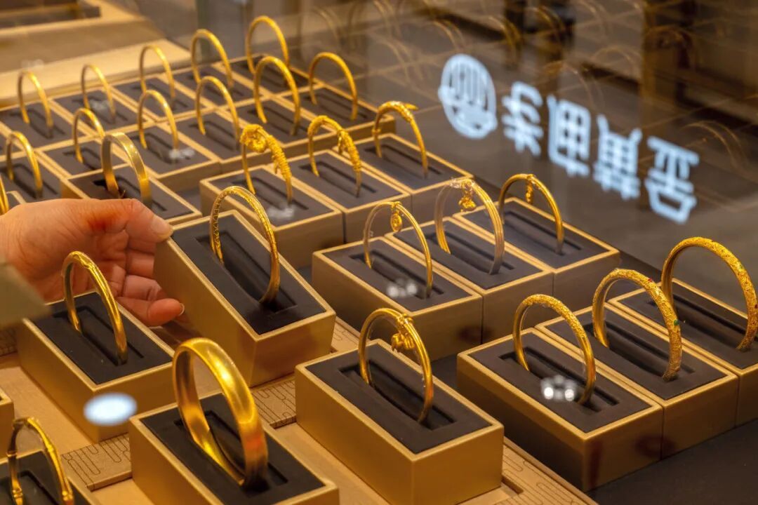 【一口价黄金产品为何跌幅更大，一口价黄金要不要捡漏】2025年，国际金价涨幅超6