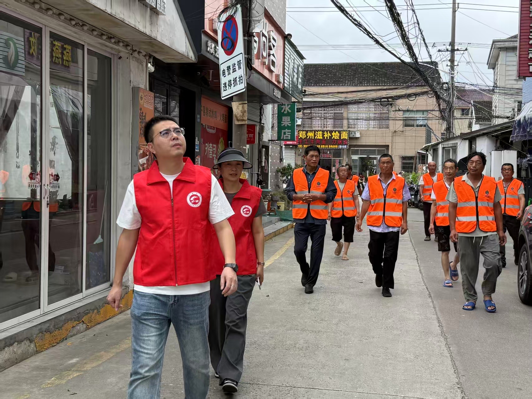 宁波慈溪122名工人主动加入抗台一线 台风“巴威”来袭，慈溪白沙路街道妥善安置工
