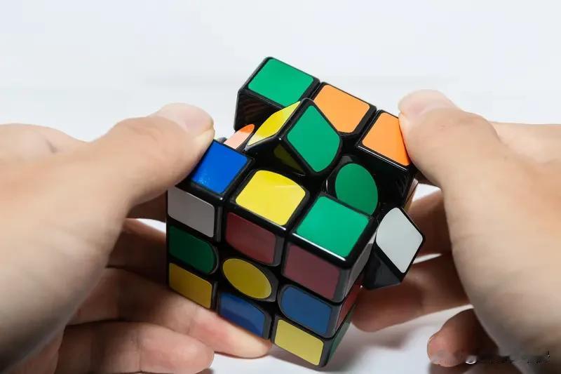 魔方转乱颜色后难恢复原状吗？这得看个人情况。魔方官方名“鲁毕克方块”，问世50年