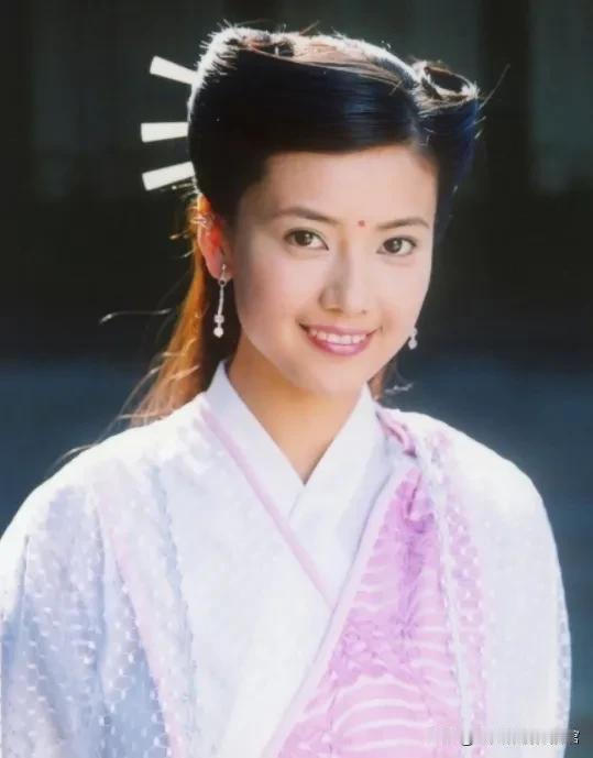 高圆圆版周芷若的定妆照和正式开拍剧情照
第一张是周芷若的定妆照，感觉很普通，幸好