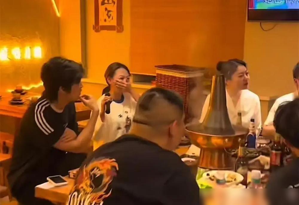 德云社饭局，月薪八千的结账，年入千万的看戏。
 
一桌子人，队长张鹤伦坐着，大明