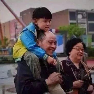 小王的舅奶奶，这几天身体不好，妈妈回娘家，去照顾我的舅奶奶了。
小王赶紧把丈母娘