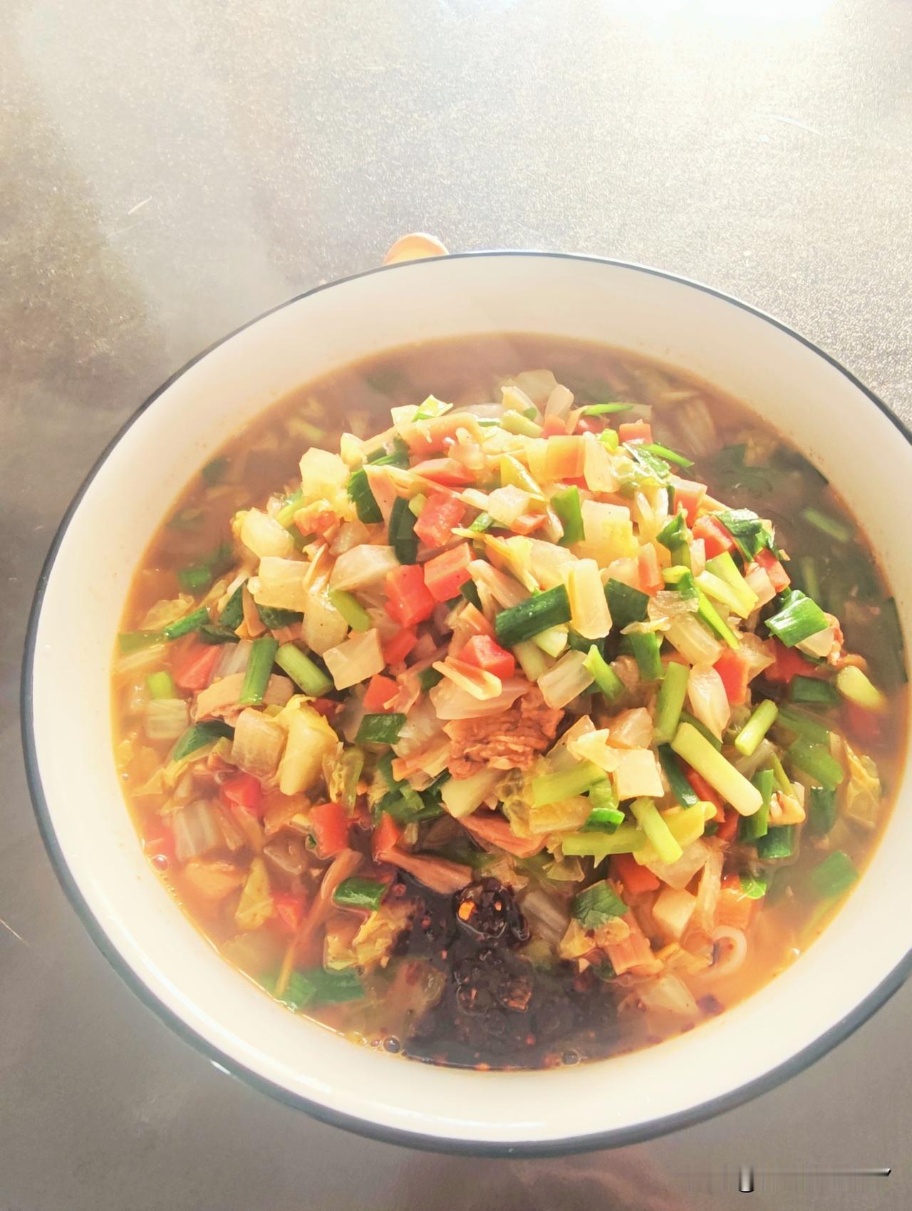 上午一大碗手擀面臊子面，就把人吃饱饱的。