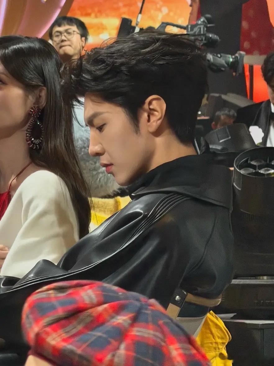 陈哲远今晚小年夜生图路透很帅啊 