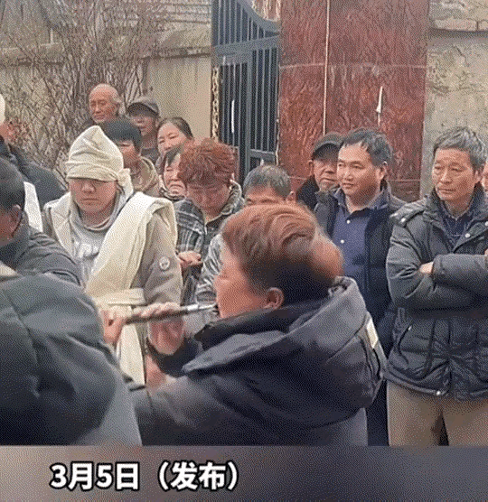 看泪目了。河南，一女子的好朋友去世了，女子来到朋友葬礼现场时，竟直接拿起唢呐，向