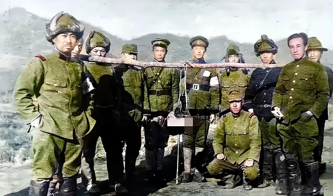 这张刺痛人心的照片，是刺向民族记忆的一把刀！
 
​照片里两个汉奸抬着我们抗日英