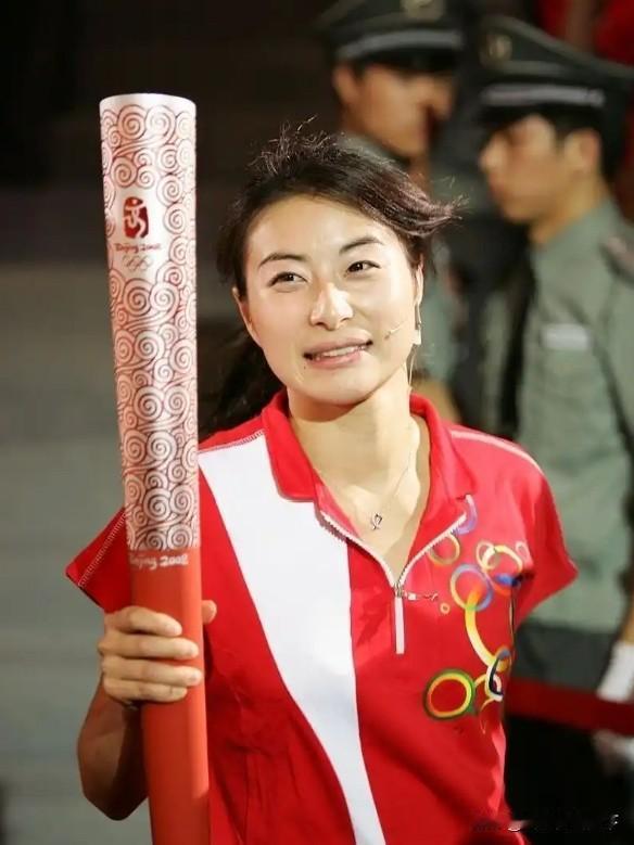 郭晶晶水中传递火炬，
视力虽差却依然闪耀

郭晶晶拿着火炬在水中，传递的那一刻，