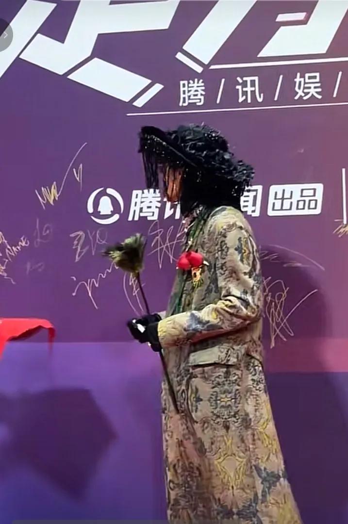 有人说，向佐你怎么这么努力？他说，我不是努力，我是闲不下来。
向佐用实力证明了，
