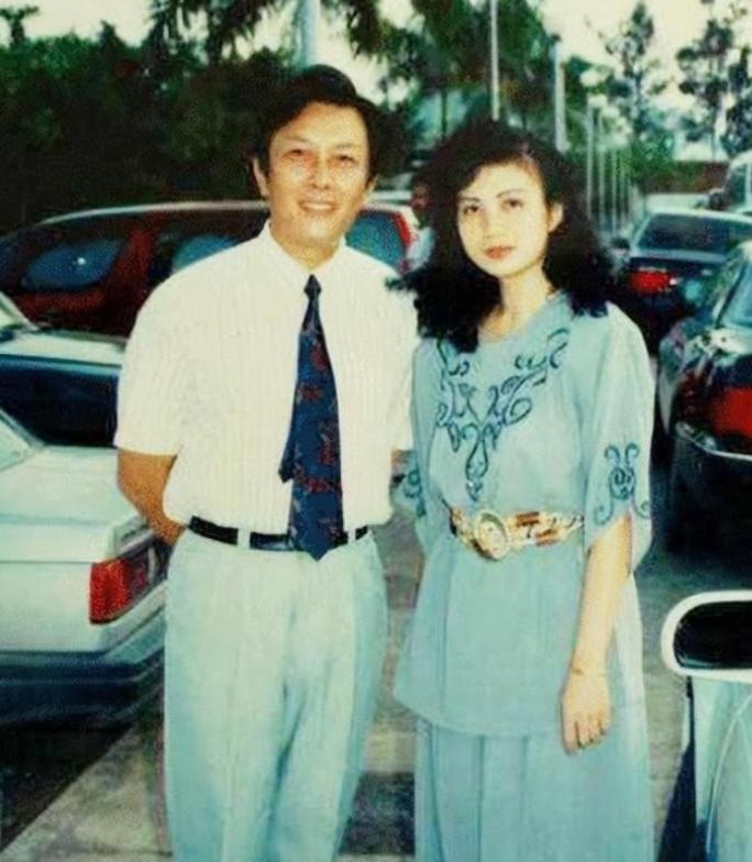 1990年除夕夜，演员唐国强的妻子孙涛在父母家卫生间自缢身亡，年仅35岁。她留下