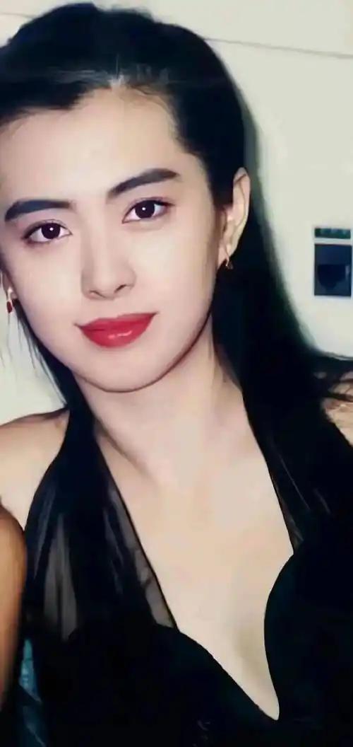 最美的“聂小倩”——王祖贤


王祖贤演绎的聂小倩，白衣飘飘、眼波流转，眉宇间自