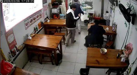 “我只剩2元钱了，给我老师加个蛋吧。”看到这句话，我破防了。

3月26日，安徽