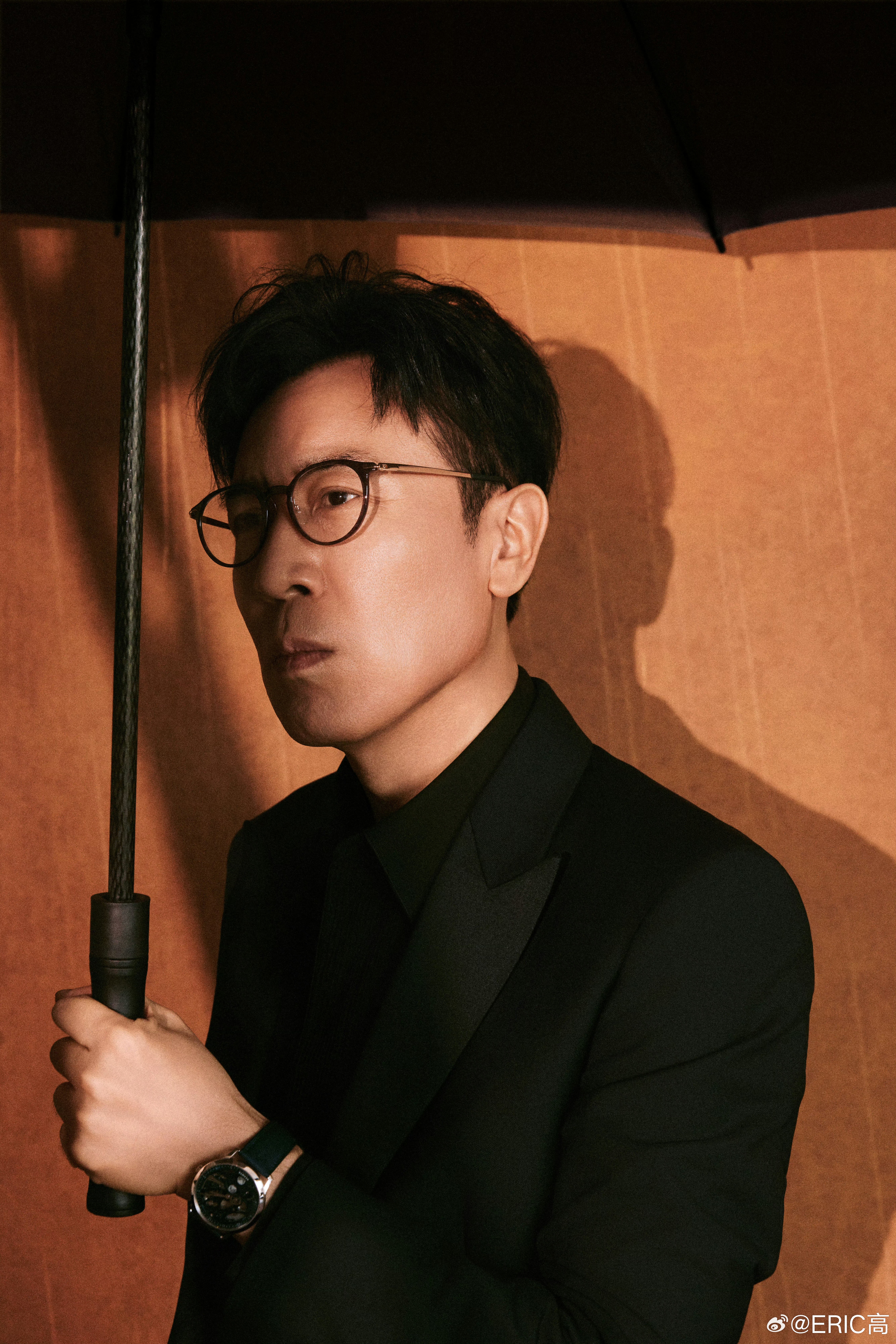 eric时尚星闻演员于和伟身着爱马仕经典藏青色礼服，搭配Slim d’Hermè