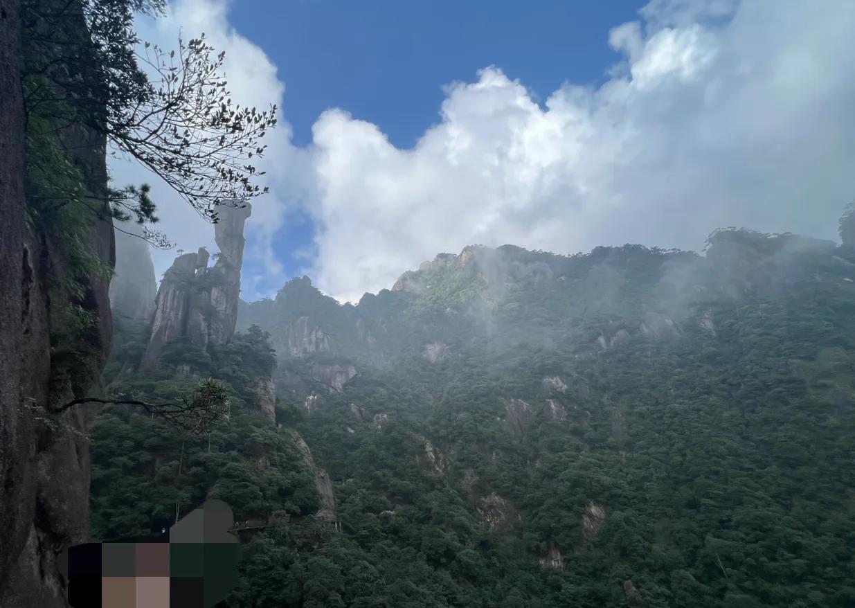 三清山，去的时候是九月初人很少，让我误以为这是一个不热门的山，虽然我觉得很美很有