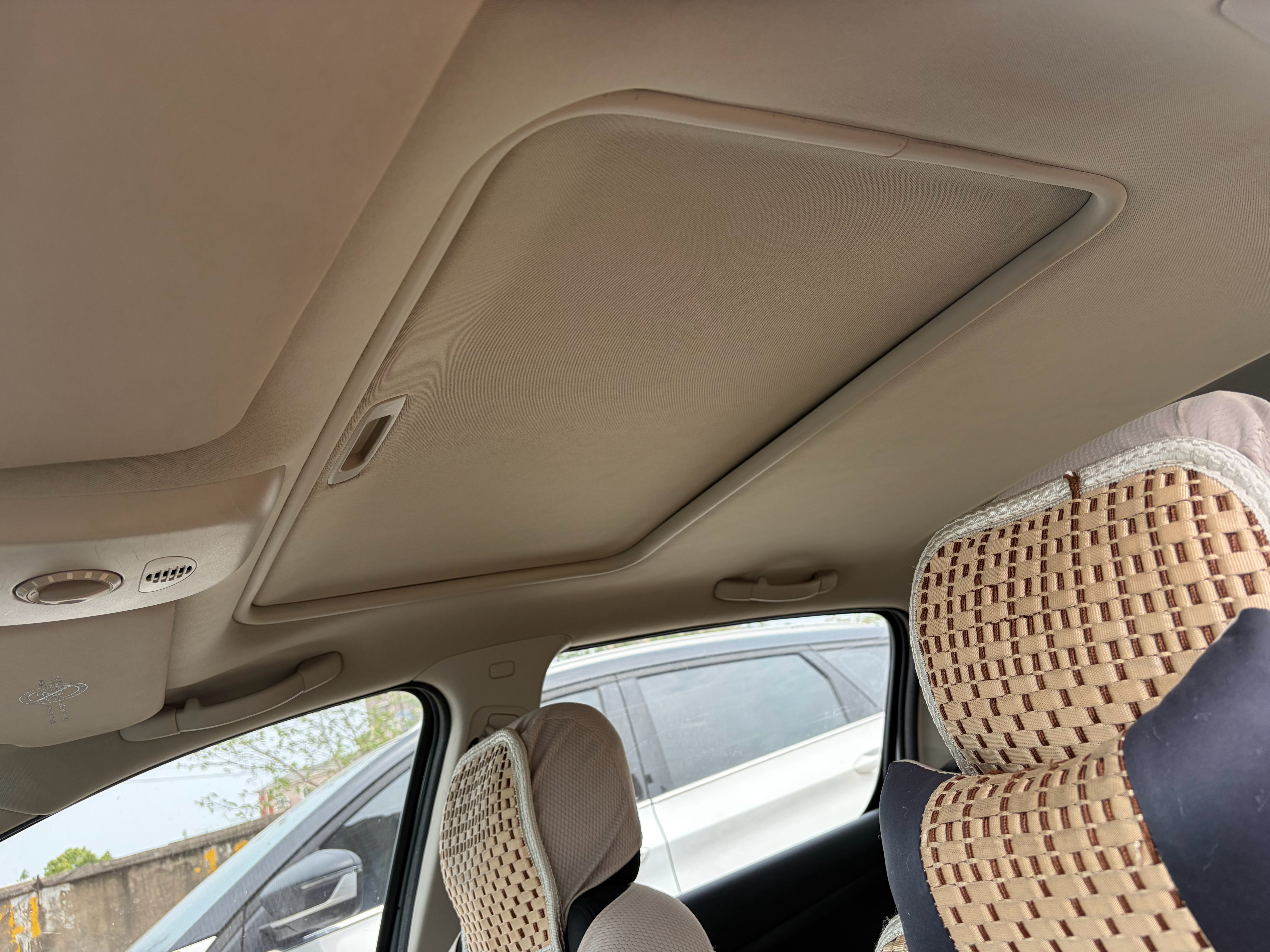 今天去物流园取回来的，外地收的车，14年2月上牌标致307 1.6L手动挡，个人