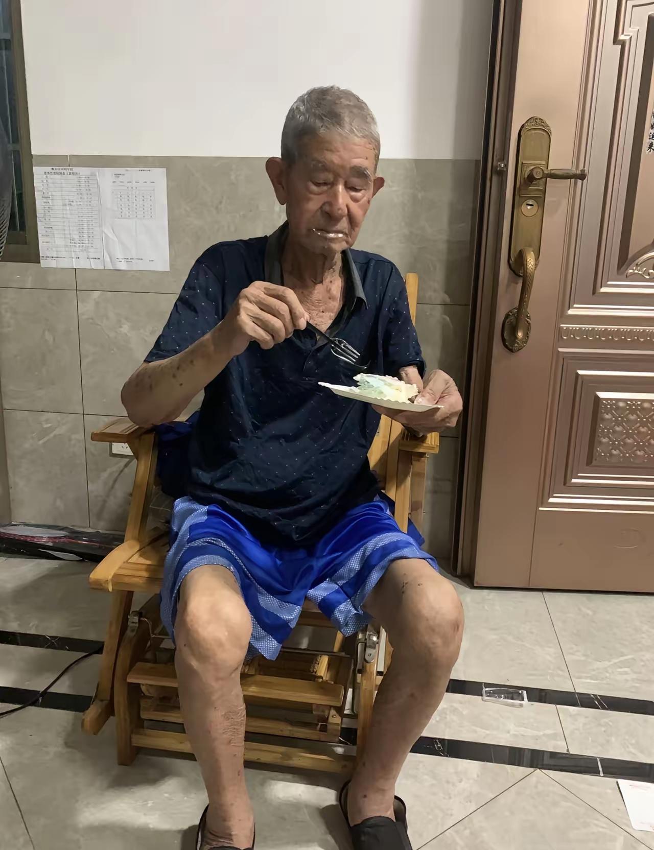 我们村有个人查出癌症后，一天医院也没住，一粒药也不吃。回家以后一个星期，他把自己