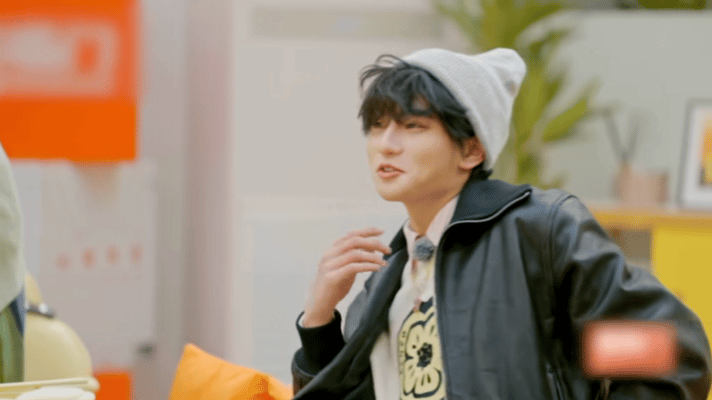 穆祉丞出了楼什么话都敢说周五晚高疯 第一次出外务的穆祉丞又开心又自在，敢大胆说话