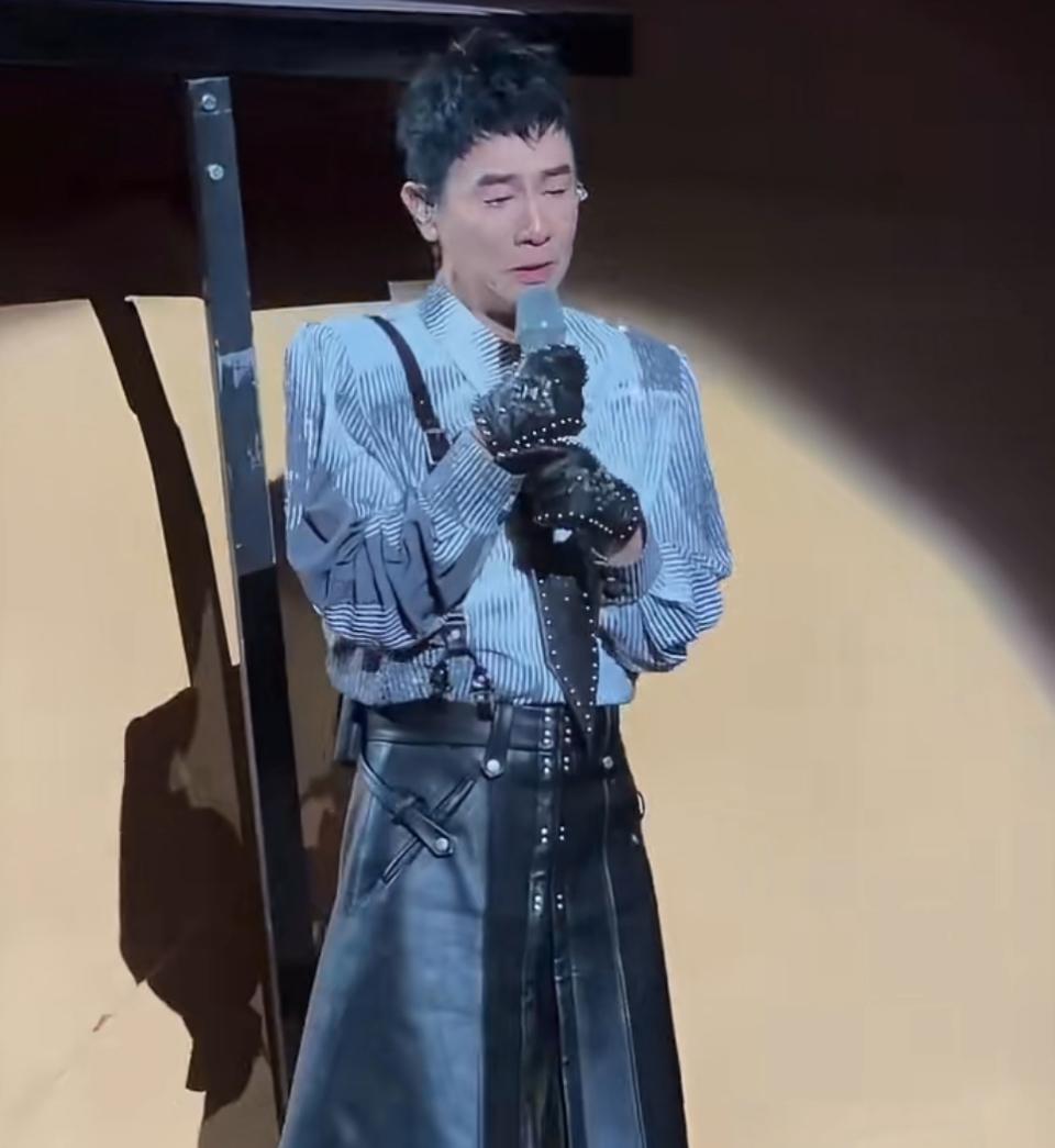 陈小春为演唱会被挡观众退票了！

陈小春北京首场演唱会，许多网友发帖：“这场演唱