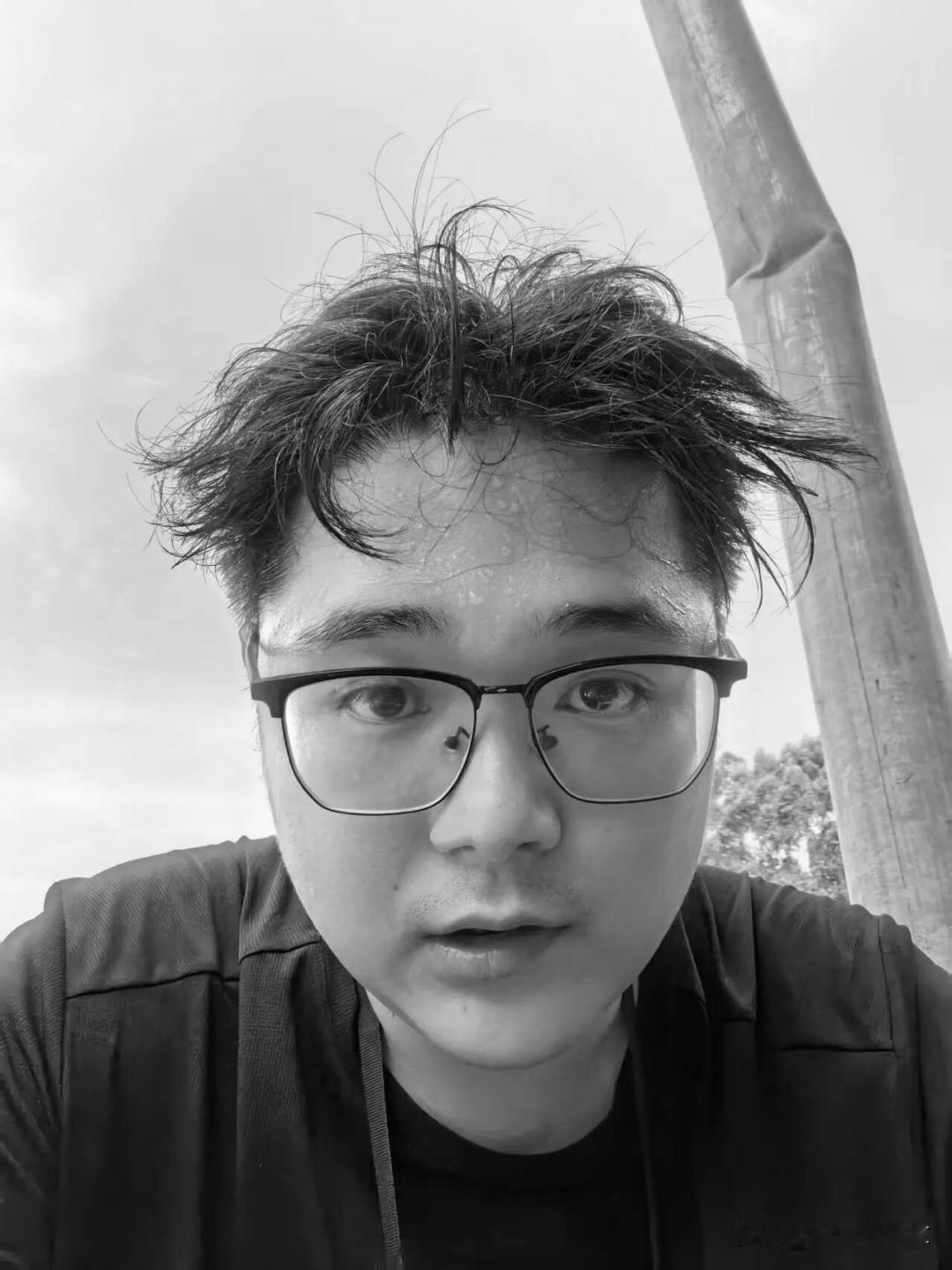 休完假就赶到广西救灾，在泥泞的山路上，29岁的小伙子永远地倒下了，看了之后让人忍