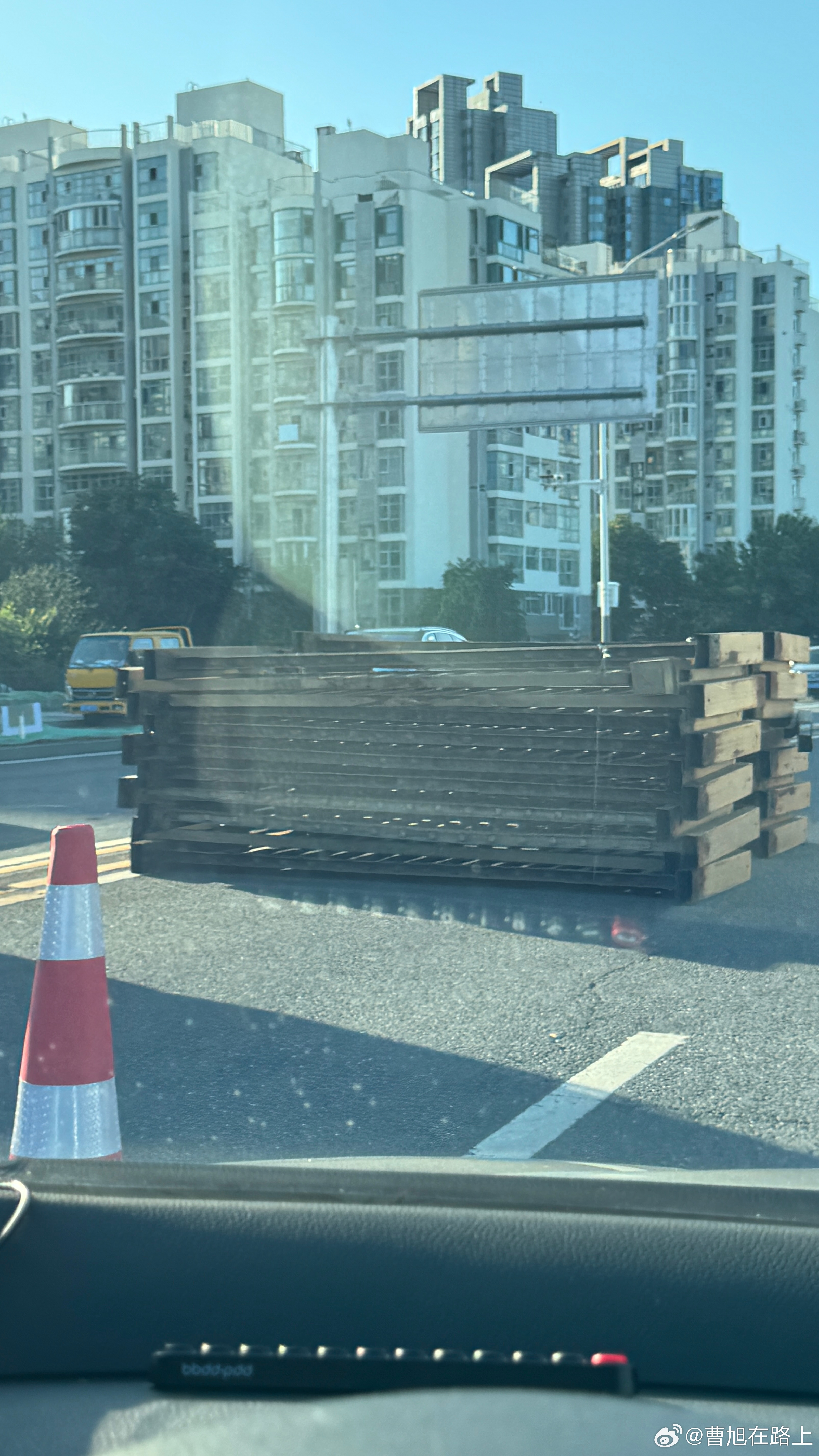 为什么一夜之间这些路中间的护栏都要求被拆了？拆的很干净今天问了几个朋友北京的各个