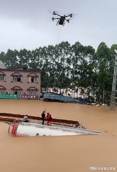 原则上无人机不许吊人但人民大于原则2026年广西横州的洪灾中，浑浊的洪水吞噬了街