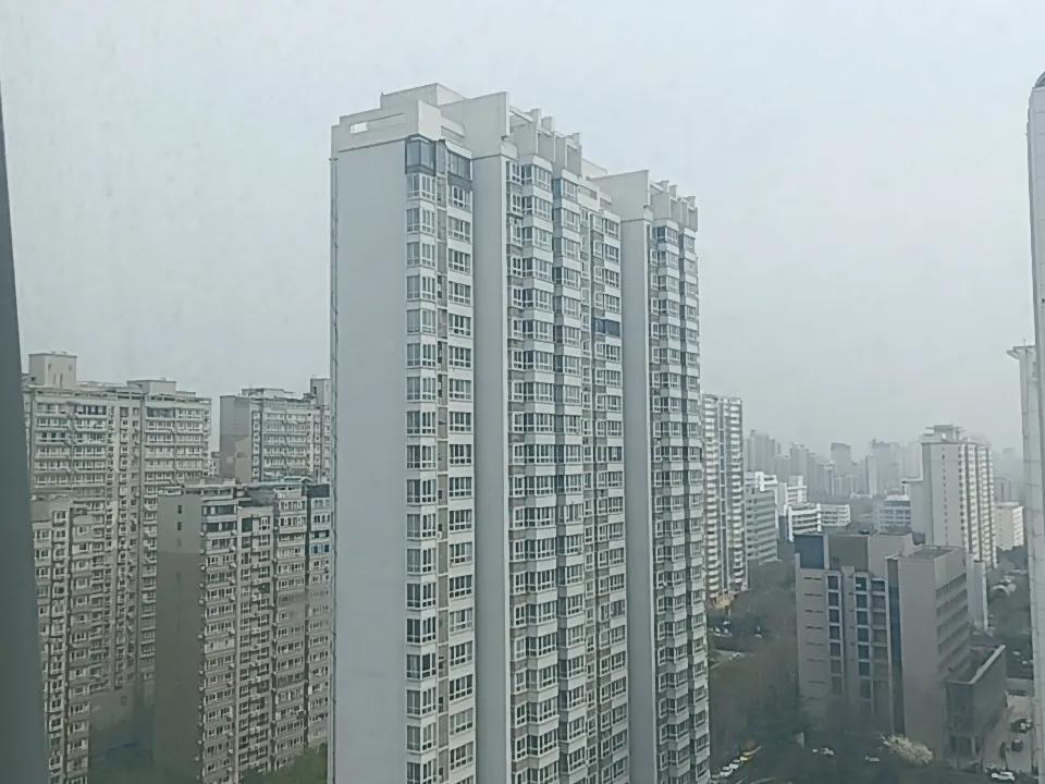 一车主在合肥某4S店购车，买车的时候店里承诺：免费就餐、洗车、充电，且无书面次数