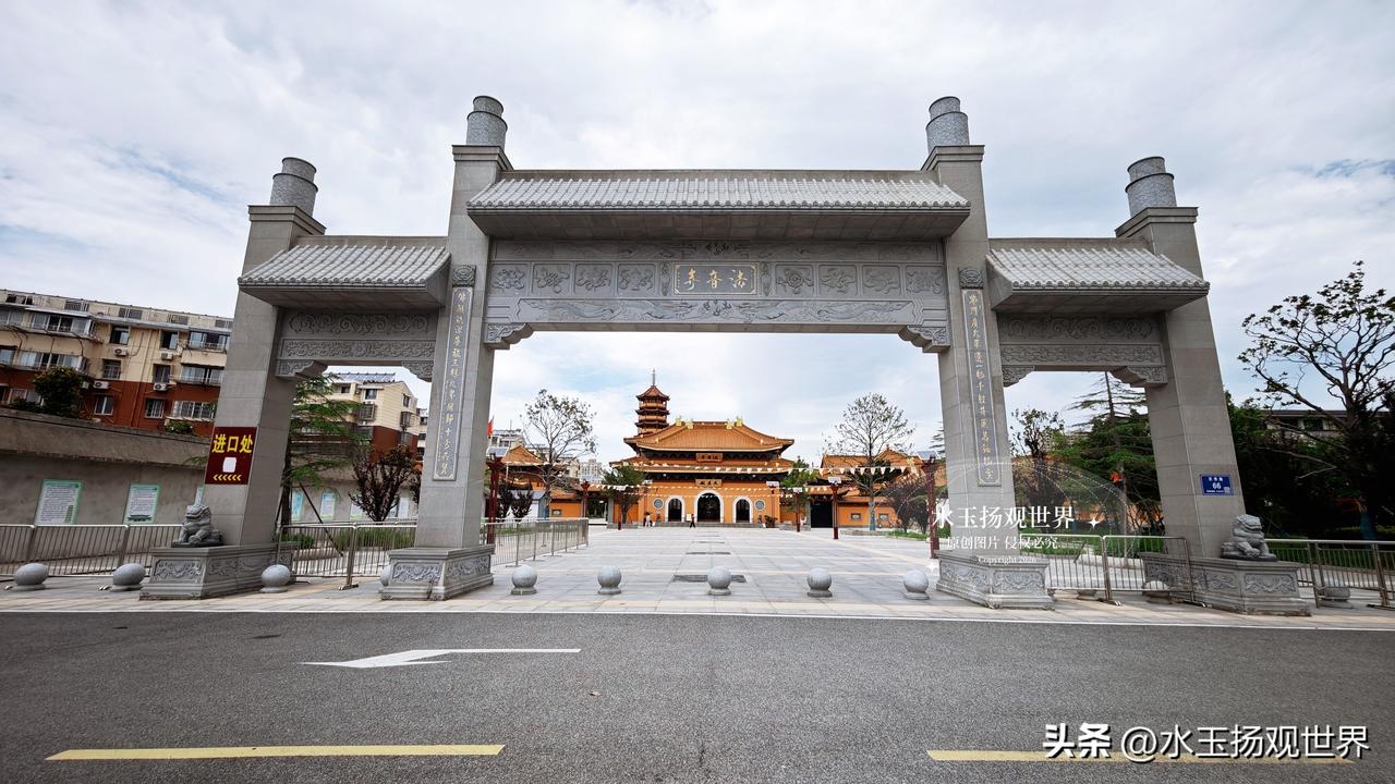 若你看惯了启东的潮起潮落，不妨走进汇龙镇东郊，在黄墙红瓦间，触摸东疆大地藏了百年