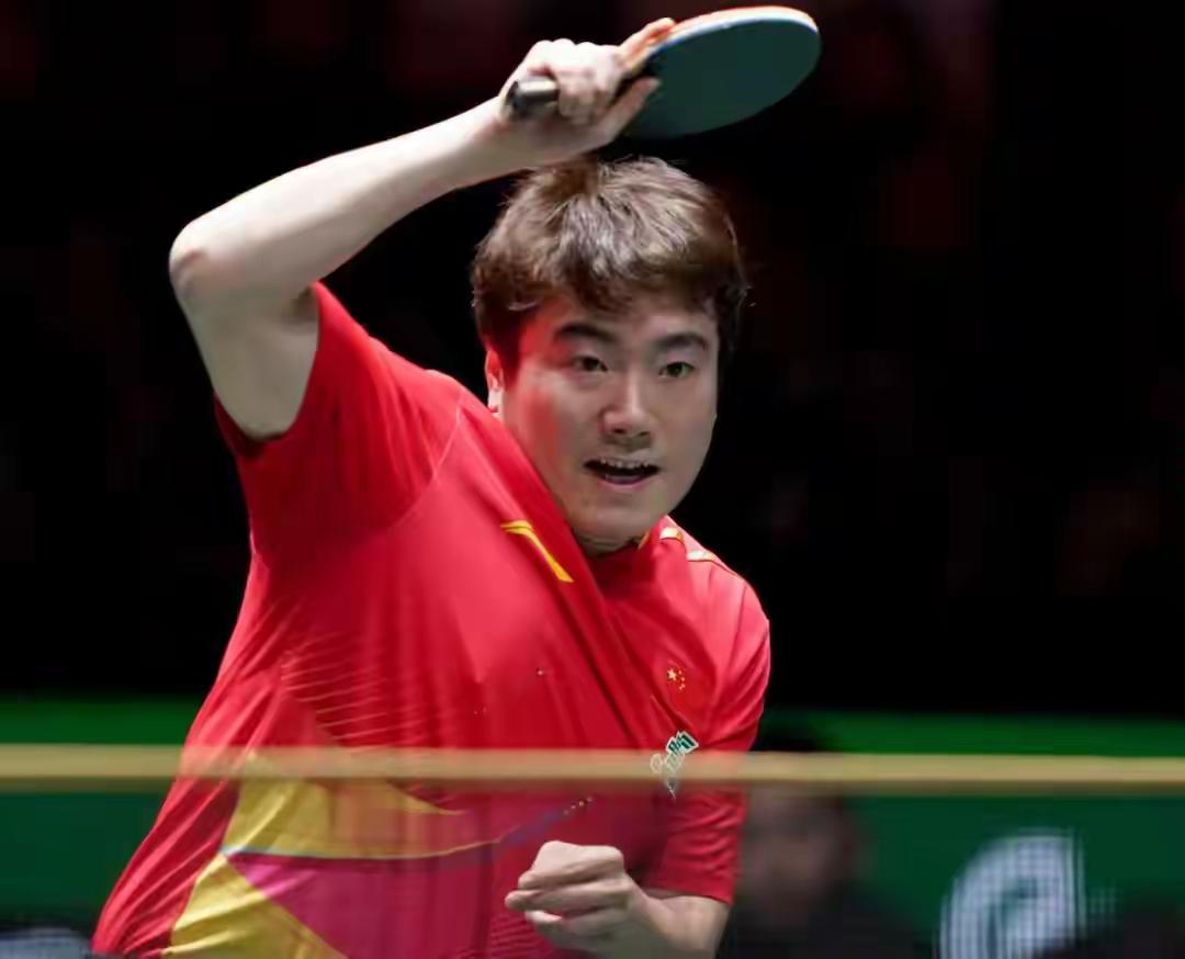 梁靖崑又掉链子！该反思自我了？成都混合团体世界杯，梁靖崑在输给法国的小勒布伦后，