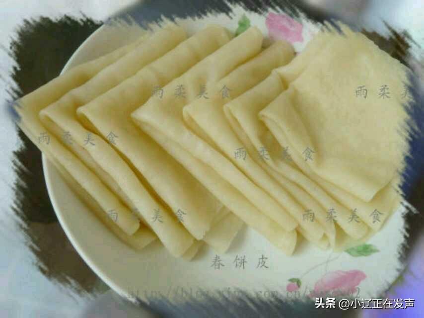 美味春饼自己做
材料：面粉，盐，油
做法：
1 将面入盆加盐，用开水一点点烫，一