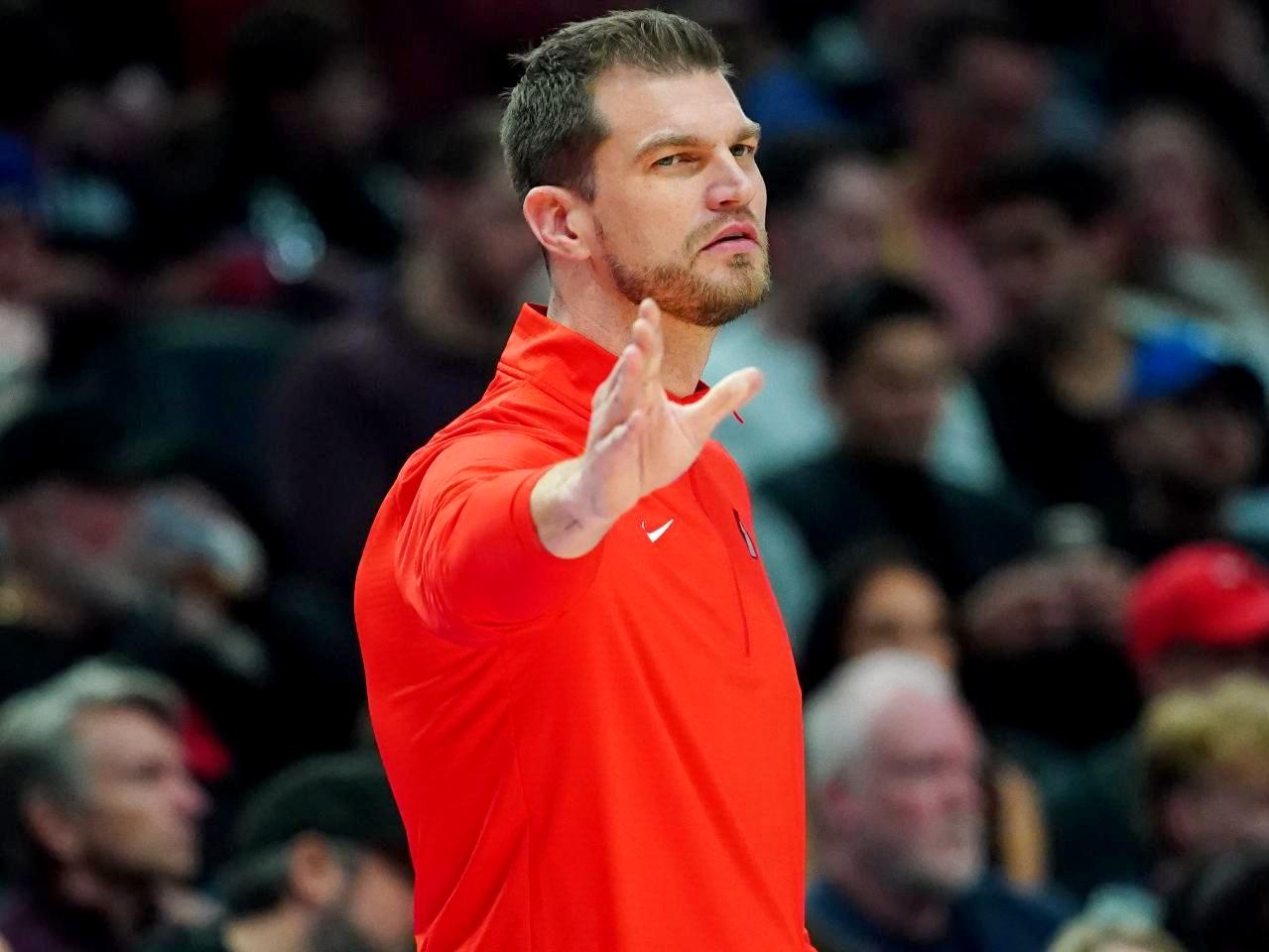 斯普利特再不让杨瀚森上场，就让朱芳雨收拾他

开拓者主教练斯普利特自己也是中锋球