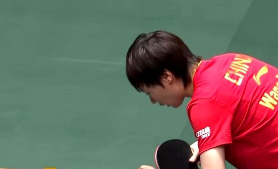 6:10。  
球台像座悬崖。
她连追6分，像没带命回家的猛士。
这不是侥幸。