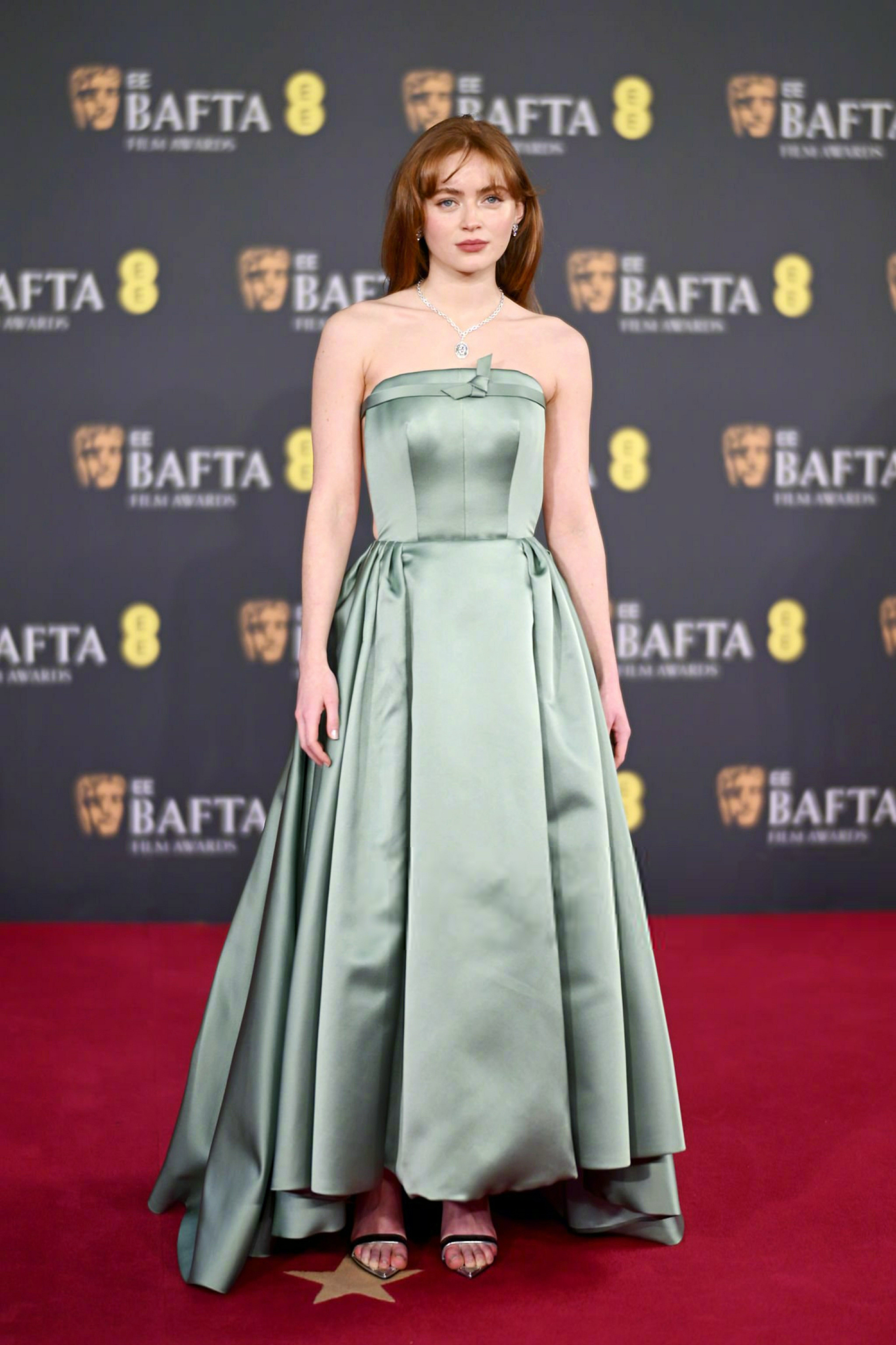 Sadie Sink 英国电影学院奖红毯，身着Prada 定制的绿色缎面礼裙，佩