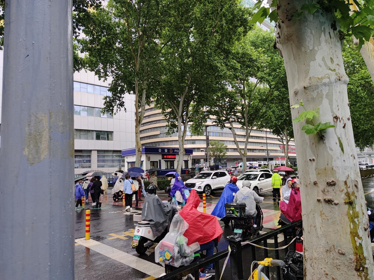 不是名人的名言：如果把下雨的权力交给一个卖伞的，你觉得还会有晴天吗？
名言不一定
