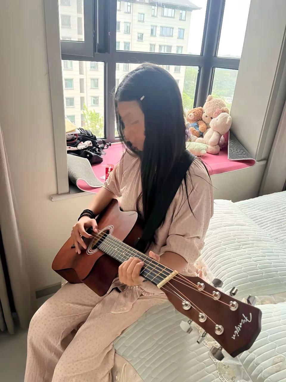 为了他偷偷的学会了吉他 想把他最喜欢的情话弹给他