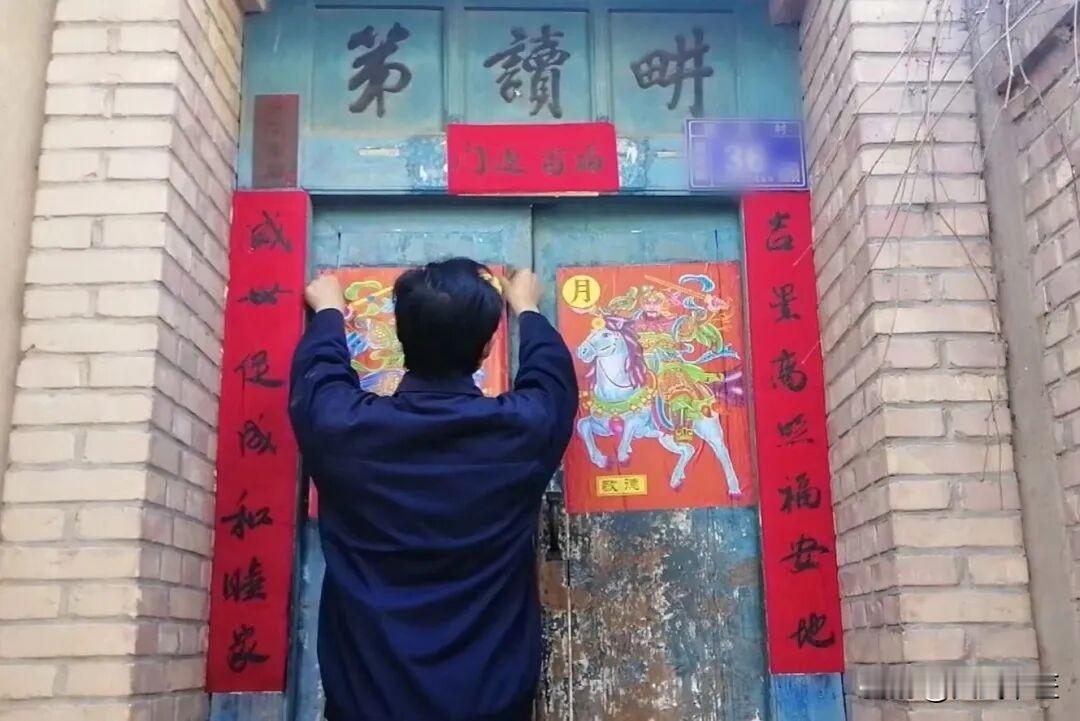 在西北农村，以往去看房子时，总能在大门上瞧见大字，诸如“勤俭持家”“勤耕立家”等