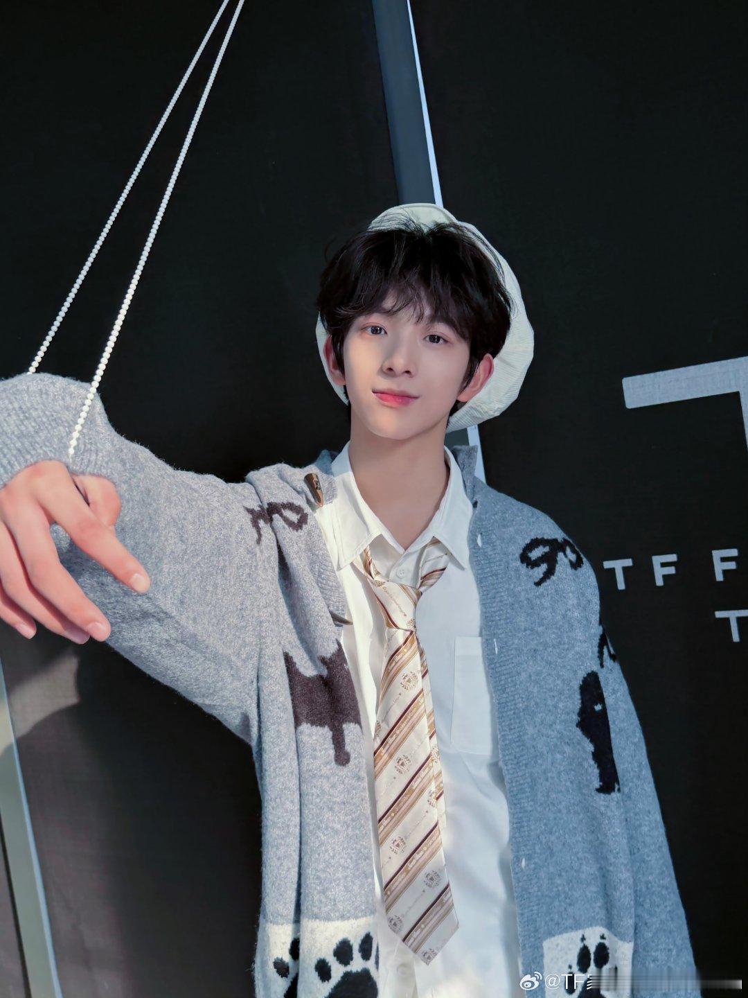 陈浚铭抢黄朔直播间⚠️全体目光向我看齐‼️【四代第一门面】陈浚铭驾到❤️❤️❤️