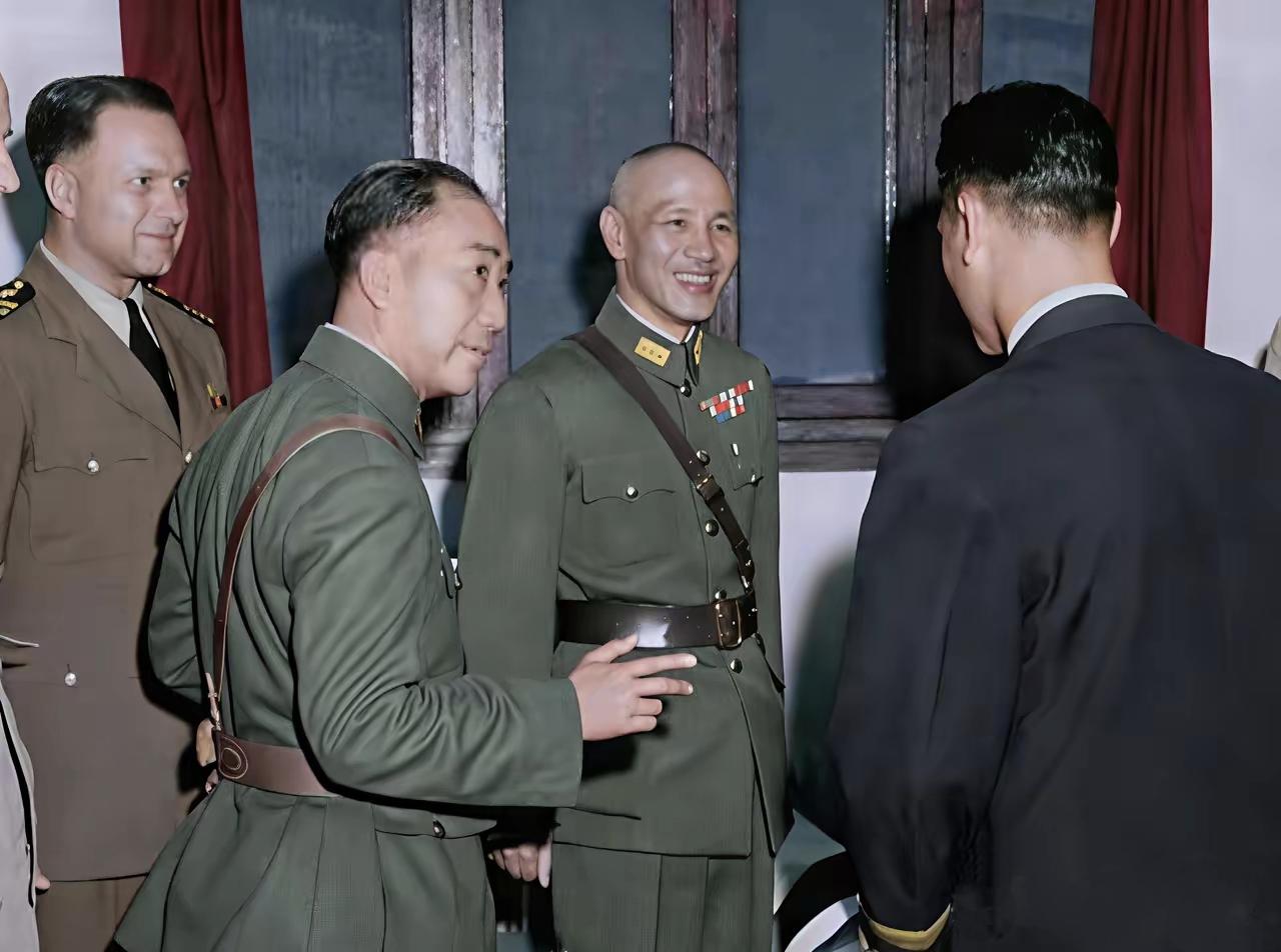 这是蒋介石在中美特种技术合作所主任戴笠、副主任梅乐斯陪同下巡视“中美技术合作所”