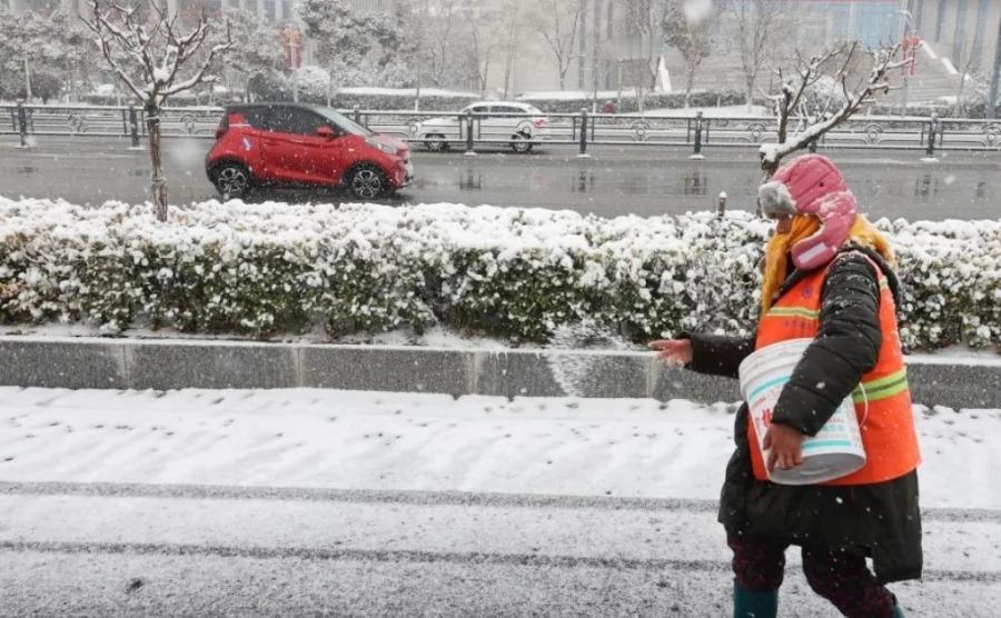 今年下雪好多地方不撒融雪剂了，这背后可是有原因的。以往下雪，环卫工人撒融雪剂是快