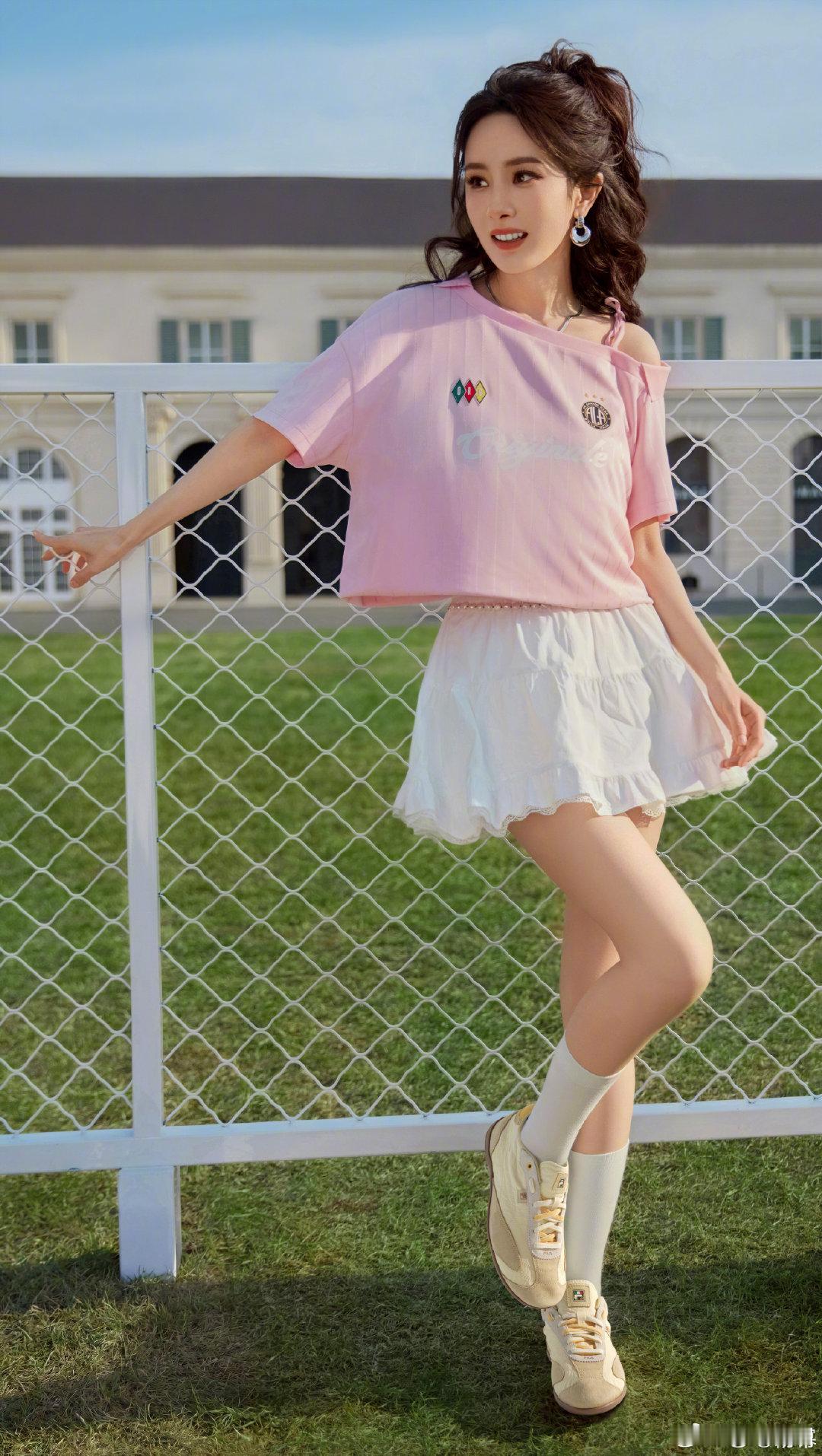 杨幂猜猜我会穿哪套见你们杨幂会穿哪套见你们杨幂猜猜我会穿哪套见你们 