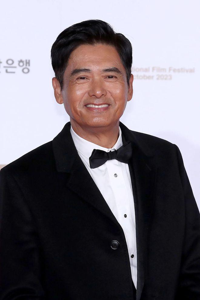 晚年没有亲生儿女养老的10位男星
[熊猫]第十位刘青云
患有先天性高血压，担心影