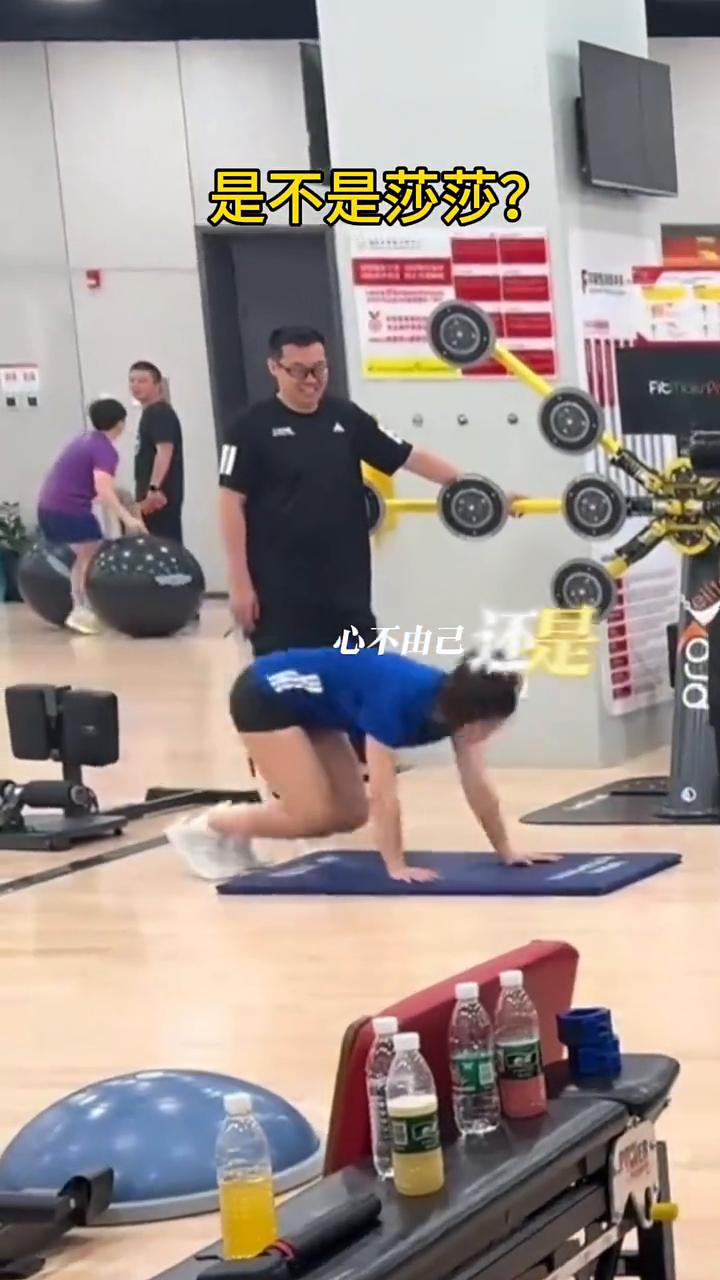 王队的训练视频里这个是不是莎莎？
心不由己，还是爱你。断了联，这份心不由己。
