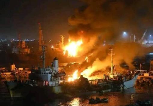 沙特摧毁两艘阿联酋军火船，爆炸火光照亮整个港口，白宫：这下麻烦大了！”曾经在也门