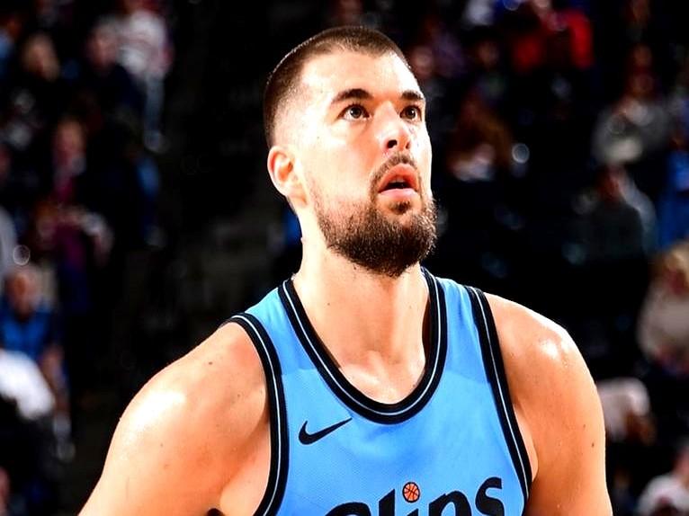 勇士别惦记浓眉和萨博尼斯了，库明加+1个首轮换祖巴茨，才是正确的选择，双赢的局面