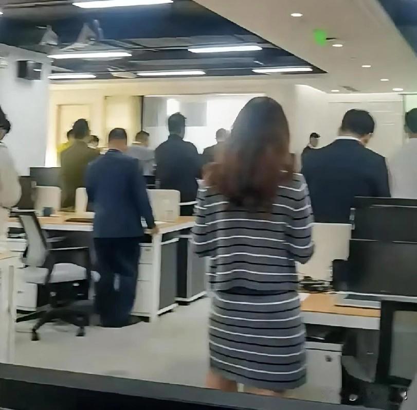 谁能想到，这都年底了，公司又进了一个年薪至少50w+市场营销副总[what]然后