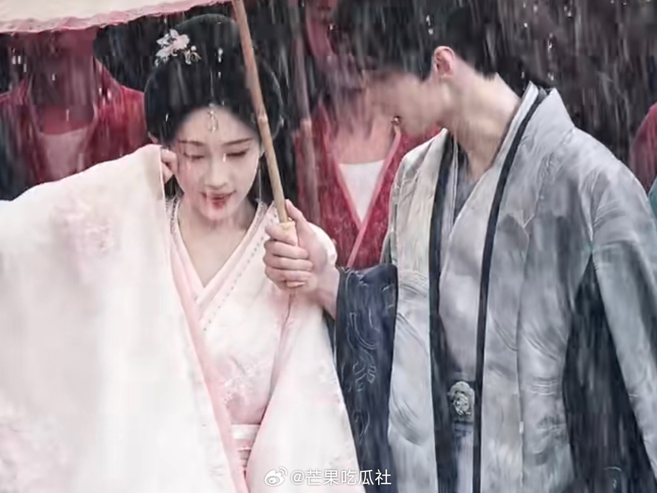 孟子义何与雨中撑伞路透孟子义何与雨中撑伞同框路透 ​​​